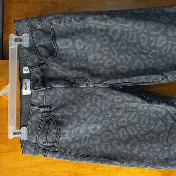Miss Me Grey Leopard Print Mid Rise Skinny Jeans *Size 29* - Picture 1 of 11